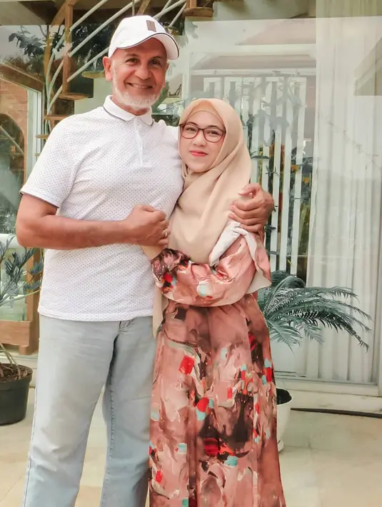 Potret Mark dan Santi bagaikan anak dan ayah. Sekedar informasi, Santi lebih muda Empat tahun dengan Zaskia Sungkar dan dua tahun dari Shireen Sungkar, anak Mark dan Fanny Bauty. [Instagram/santiasokamala]