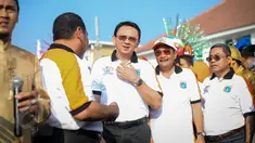Gubernur DKI, Basuki Tjahaja Purnama dan Wagub Djarot Saiful Hidayat saat menghadiri pembukaan perayaan HUT Jakarta yang ke-488, di Taman Fatahillah, Jakarta, Minggu (31/5/2015). (Liputan6.com/Faizal Fanani)