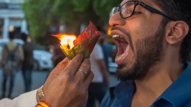Fire Paan, Jajanan Unik Asal India Dengan Makan Api