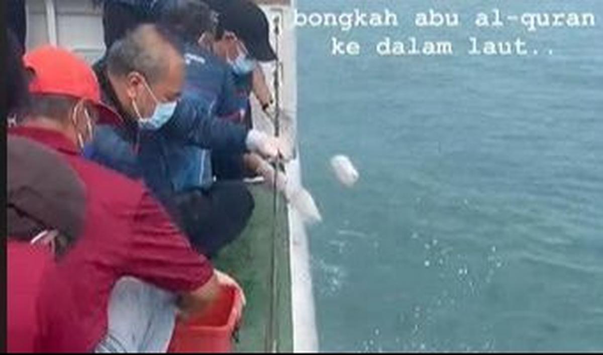 Terlihat beberapa orang membuang bongkahan abu Alquran ke dalam laut.