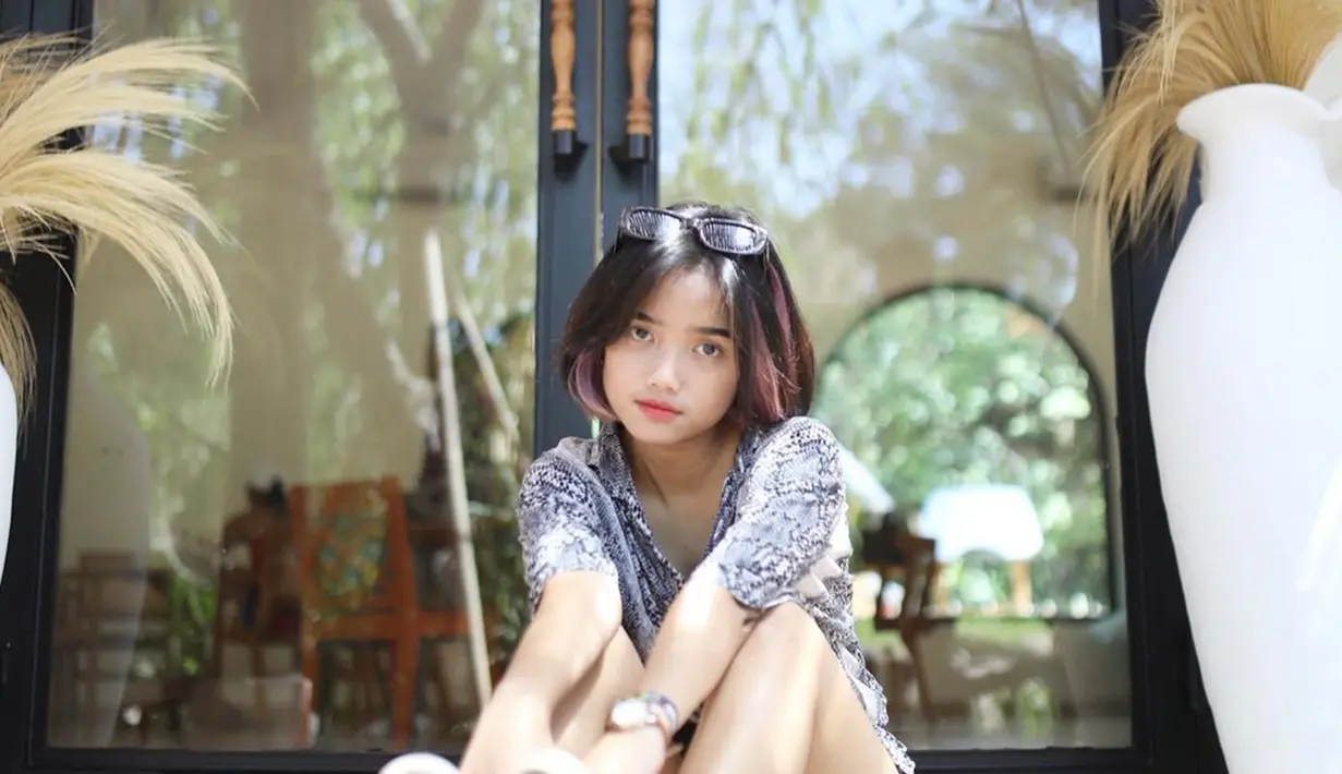 Walau jadi adik ipar seorang artis, gaya Fuji jauh dari kata glamor. Penampilannya justru fashionable dengan OOTD yang simpel namun tetap kekinian khas anak muda. (Liputan6.com/IG/@fuji_an)