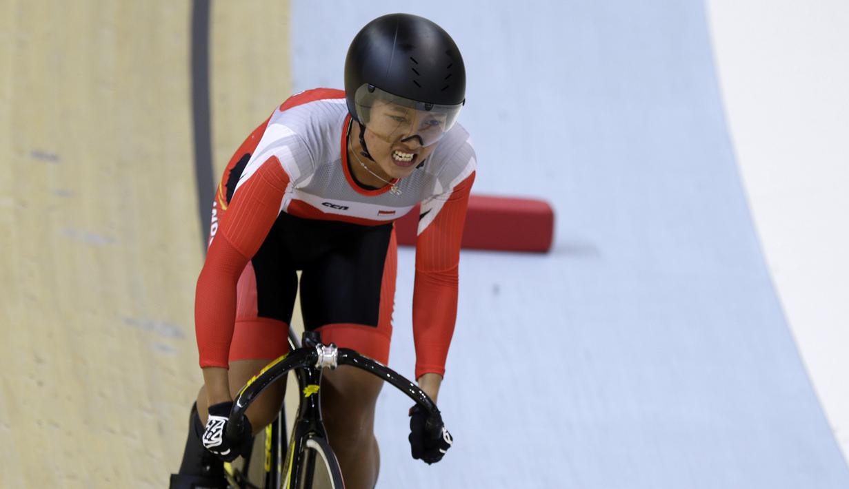 Pesepeda Indonesia, Chrismonita Dwi Putri, memacu kecepatan pada nomor 500 meter Time Trial saat Asian Track Championship 2019 di Jakarta International Veledrome, Jakarta, Kamis (10/1). Chrismonita berhasil meraih perunggu. (Bola.com/Yoppy Renato)