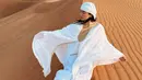 Ia mengenakan kaftan berwarna putih yang dipadukan dengan sorban khas Timur Tengah. Well, di antara gaya liburan Felicya, mana yang jadi favoritmu? [@felicyangelista_]