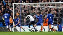 Gelandang Tottenham Hotspur Dele Alli melepaskan tendangan yang akhirnya membuahkan gol ketiga saat melawan Chelsea dalam pertandingan Liga Inggris di Stamford Bridge, London (4/1). (AP Photo/Alastair Grant)