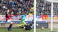 Striker Inter Milan Gabriel Barbosa (Gabigol) saat mencetak gol ke gawang Bologna (Giorgio Benvenuti/ANSA via AP)