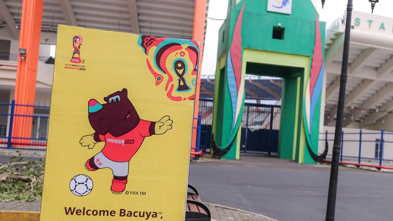 Tak lama lagi, Piala Dunia U-17 2023 akan bergulir di Indonesia. Stadion Si Jalak Harupat, Bandung, yang menjadi salah satu venue perhelatan itu tampak dihiasi berbagai atribut Piala Dunia U-17 2023, mulai dari spanduk hingga umbul-umbul.