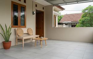 Desain Teras Sederhana Tanpa Terlihat Sempit, Cocok untuk Santai Sambil Ngeteh di Rumah Dengan Lantai Keramik Dingin/ Ai