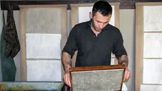 Seorang pria membuat kertas secara tradisional di pabrik kertas Zarif Mukhtarov di desa Koni Ghil, Uzbekistan (29/3). Pabrik kertas Zarif Mukhtarov ini milik seorang pria bernama Samarkand yang berusia 62 tahun. (STR/AFP)
