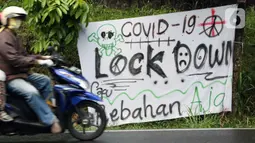 Pengendara motor melintasi Jalan Raya Puncak, Kabupaten Bogor, Jawa Barat, Minggu (19/4/2020). Arus lalu lintas di kawasan Puncak lengang seiring penetapan status Pembatasan Sosial Skala Besar untuk Kabupaten dan Kota Bogor pada Rabu (15/4) lalu. (Liputan6.com/Helmi Fithriansyah)