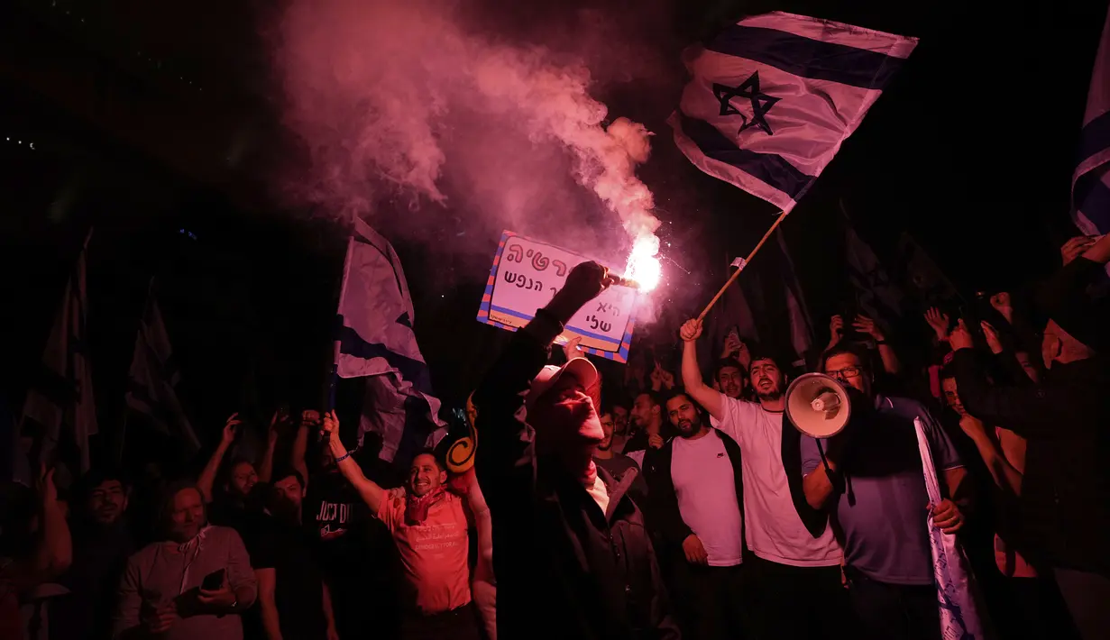 Berdasarkan laporan BBC, Senin (27/3/2023), Yoav Gallant protes terhadap langkah Netanyahu tersebut. (AP Photo/Oren Ziv)