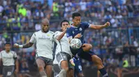 Duel sengit Arema FC melawan Persib Bandung dalam lanjutan BRI Liga 1 2022/2023, Minggu (11/9/2022). (Bola.com/Iwan Setiawan)