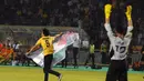 Penjaga gawang ISL All Stars, Teguh Amiruddin (kiri), mengangkat tangan meminta laga dihentikan saat salah satu suporter memasuki lapangan Stadion GBK, Jakarta, (6/8/2014). (Liputan6.com/Helmi Fithriansyah)