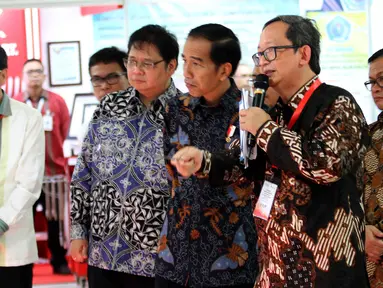 Presiden Jokowi meninjau program pendidikan vokasi di Cikarang Pusat, Bekasi, Jumat (28/7). Sebelumnya Jokowi meresmikan kerjasama pendidikan vokasi antara Kementerian Perindustrian dan PT Astra Otoparts serta SMK di Jawa Barat (Liputan6.com/Angga Yunani)