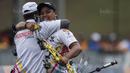 Pepanah Indonesia, Prima Wisnu, merayakan kemenangan saat final SEA Games cabang panahan nomor compound di National Sports Council, Kuala Lumpur, Rabu (16/8/2017). Dirinya meraih emas setelah mengalahkan Malaysia. (Bola.com/Vitalis Yogi Trisna)