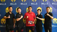 Bima Sakti berswafoto bersama perwakilan Mills Indonesia. (Dok. Mills)