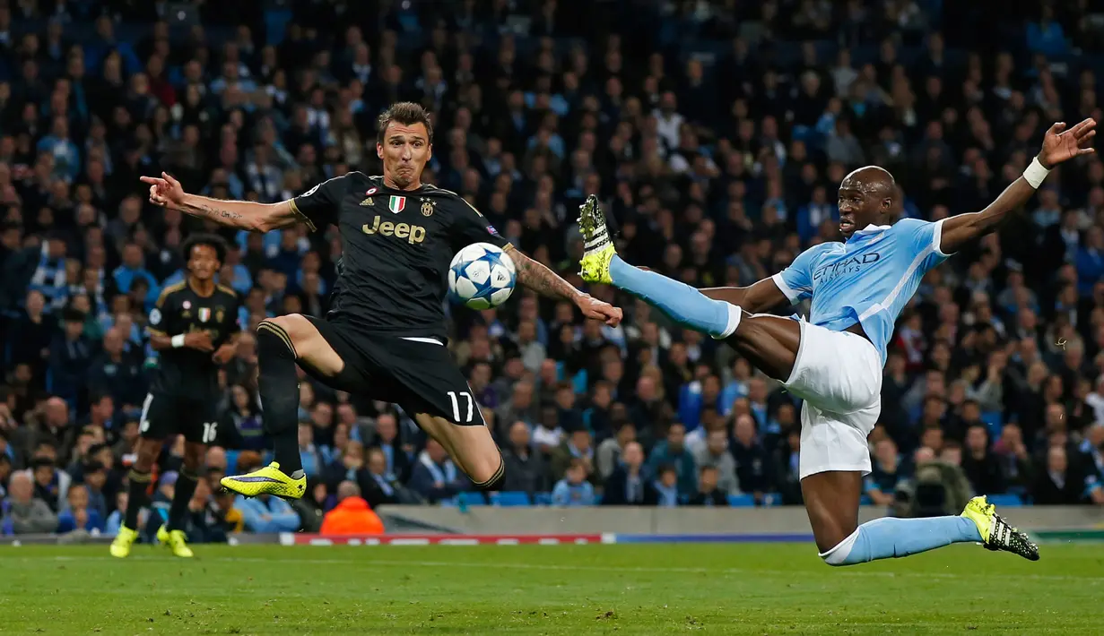 Bek Manchester City, Eliaquim Mangala (kanan) berusaha menghalau bola penyerang Juventus, Mario Mandzukic pada laga grup D Liga Champions di Etihad Stadium, Rabu (16/9/2015). Juventus menang atas Manchester City dengan skor 2-1. (Reuters/Phil Noble)