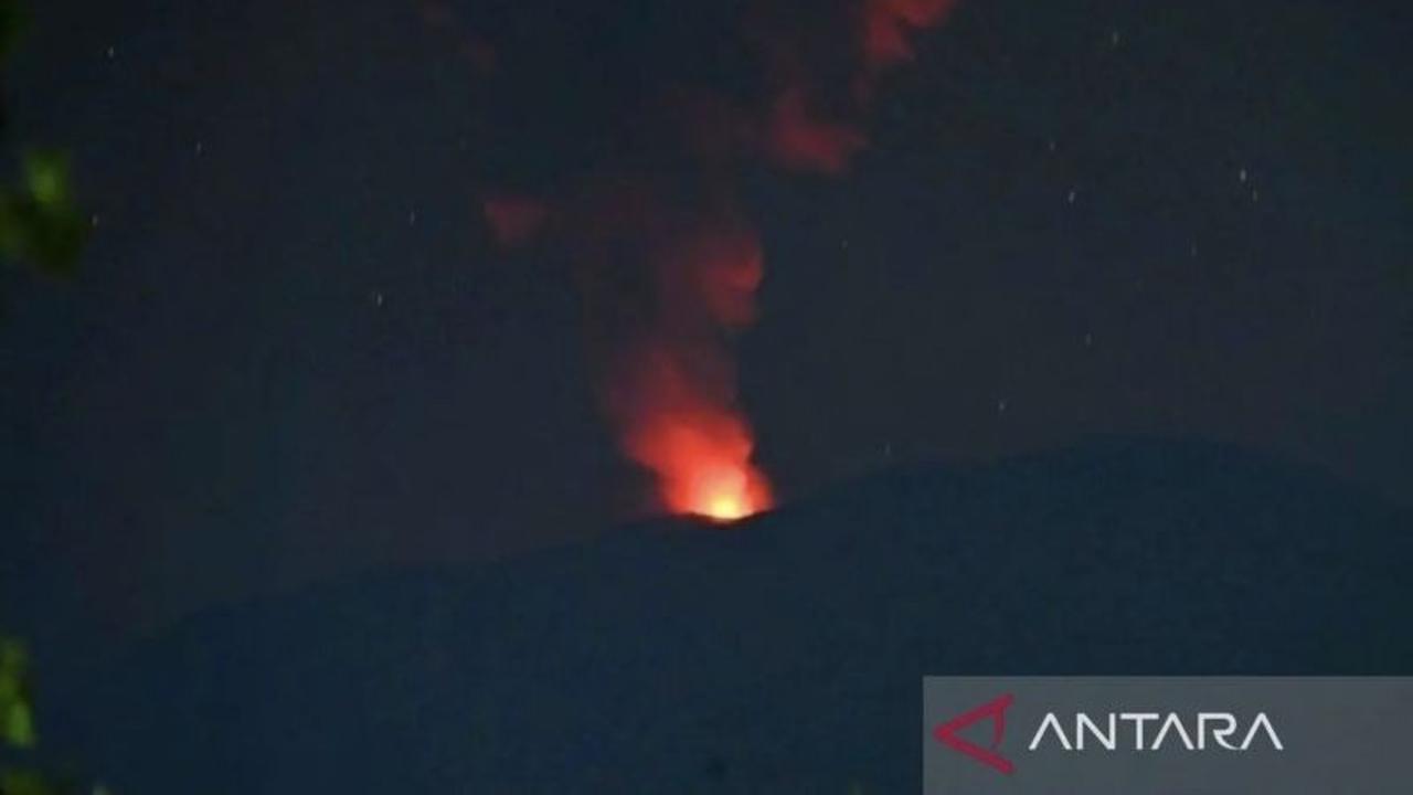 Gunung Ibu Erupsi dengan Kolom Abu 600 Meter, PVMBG Imbau Warga Waspada