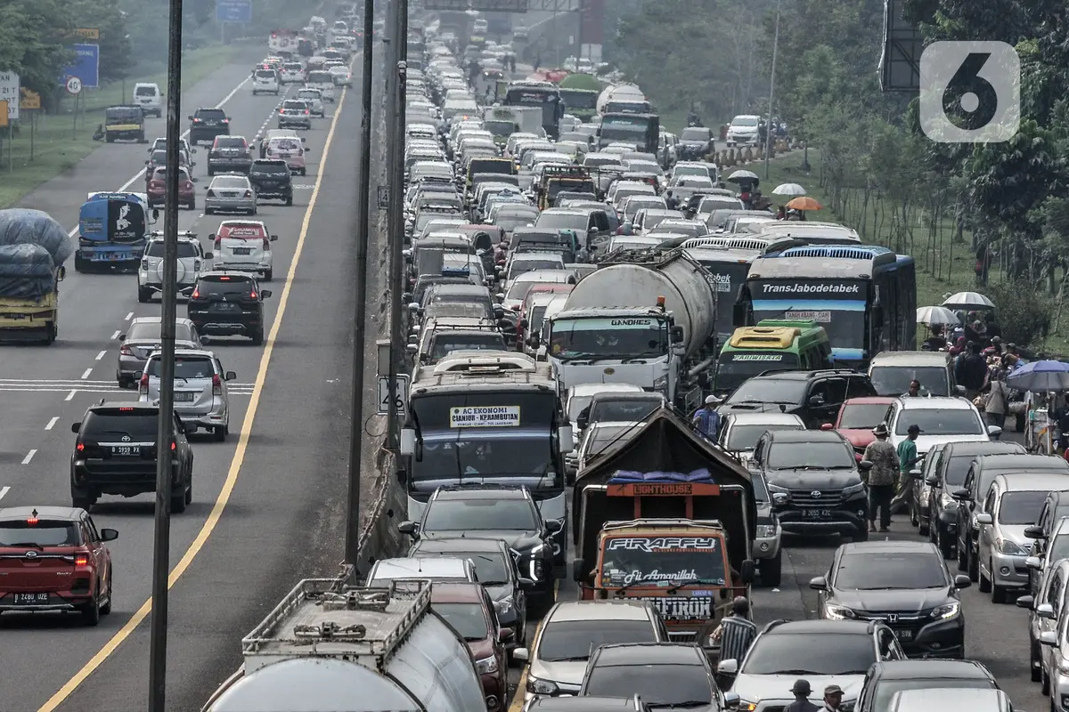 FOTO: Ribuan Kendaraan Arah Puncak Terjebak Penutupan Sistem One Way