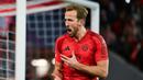 Pemain Bayern Munchen, Harry Kane, melakukan selebrasi setelah mencetak gol ke gawang Augsburg dalam laga pekan 11 Bundesliga 2024/2025 yang dihelat di Allianz Arena, Sabtu (23/11/2024). (AFP/Lukan Barth-Tuttas)