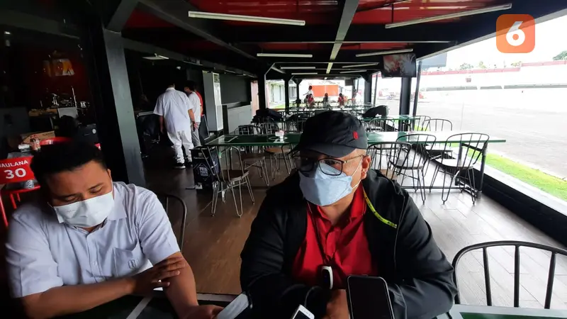 Yabes Tanuri, Ceo Bali United (topi hitam) bersama Media Officier, Alexandre