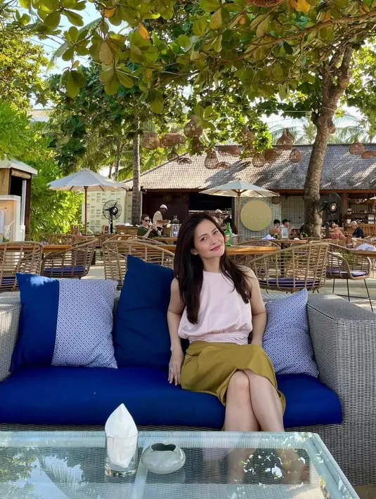 Meski kini berusia 46 tahun, pesona Cut Tari tak kalah dengan kedua putri cantiknya. Pemilik nama lengkap Cut Tari Aminah Anasya ini kerap membagikan potret terbaru yang selalu sukses dipuji awet muda. (Liputan6.com/IG/@cuttaryofficial)