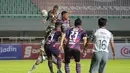 Pemain Persis Solo, Beto Goncalves (atas) melepaskan sundulan yang berbuah gol ke gawang Rans Cilegon FC dalam matchday pertama Grup X Babak 8 Besar Liga 2 2021/2022 di Stadion Pakansari, Bogor, Rabu (15/12/2021). (Bola.com/M Iqbal Ichsan)