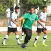 Pelatih Timnas Indonesia U-17, Bima Sakti, memimpin sesi latihan di Lapangan A Senayan, Jakarta, Kamis (20/7/2023).(Bola.com/M Iqbal Ichsan)