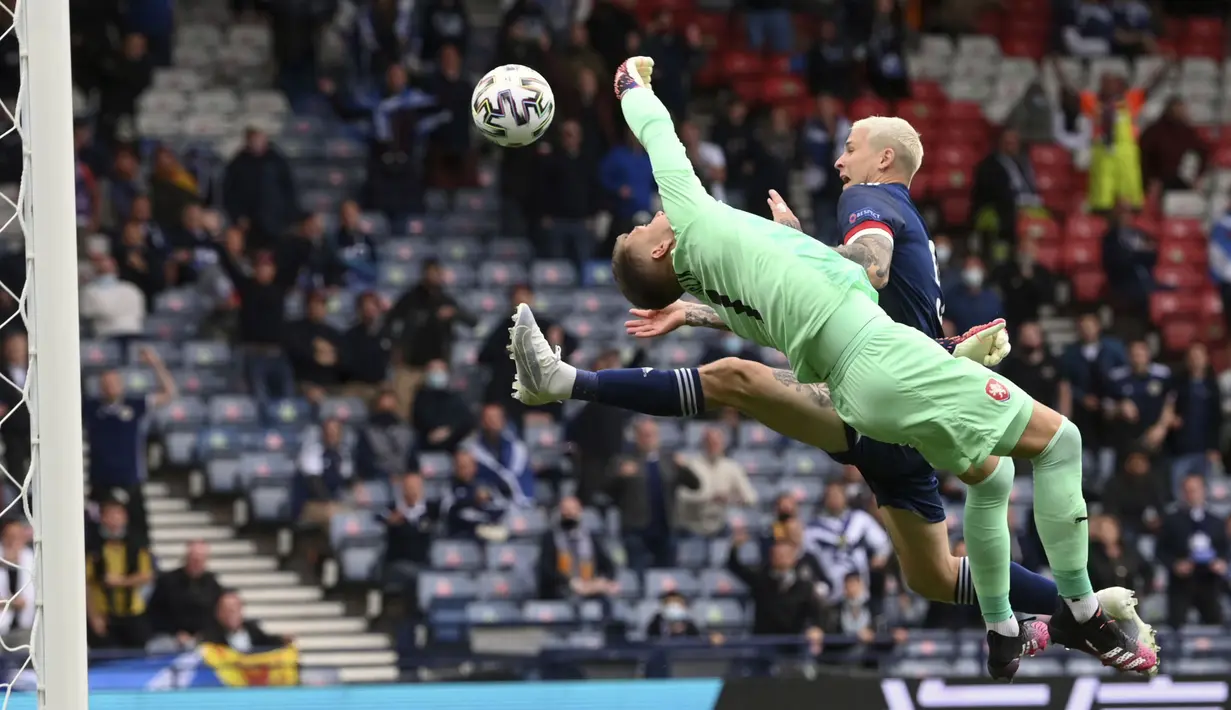 Bermain di depan pendukung mereka sendiri, Skotlandia sebenarnya tampil menekan sejak awal. Namun justru sang tamu, Republik Ceska yang berhasil mencetak gol dan keluar sebagai pemenang. (Stu Forster, Pool via AP)