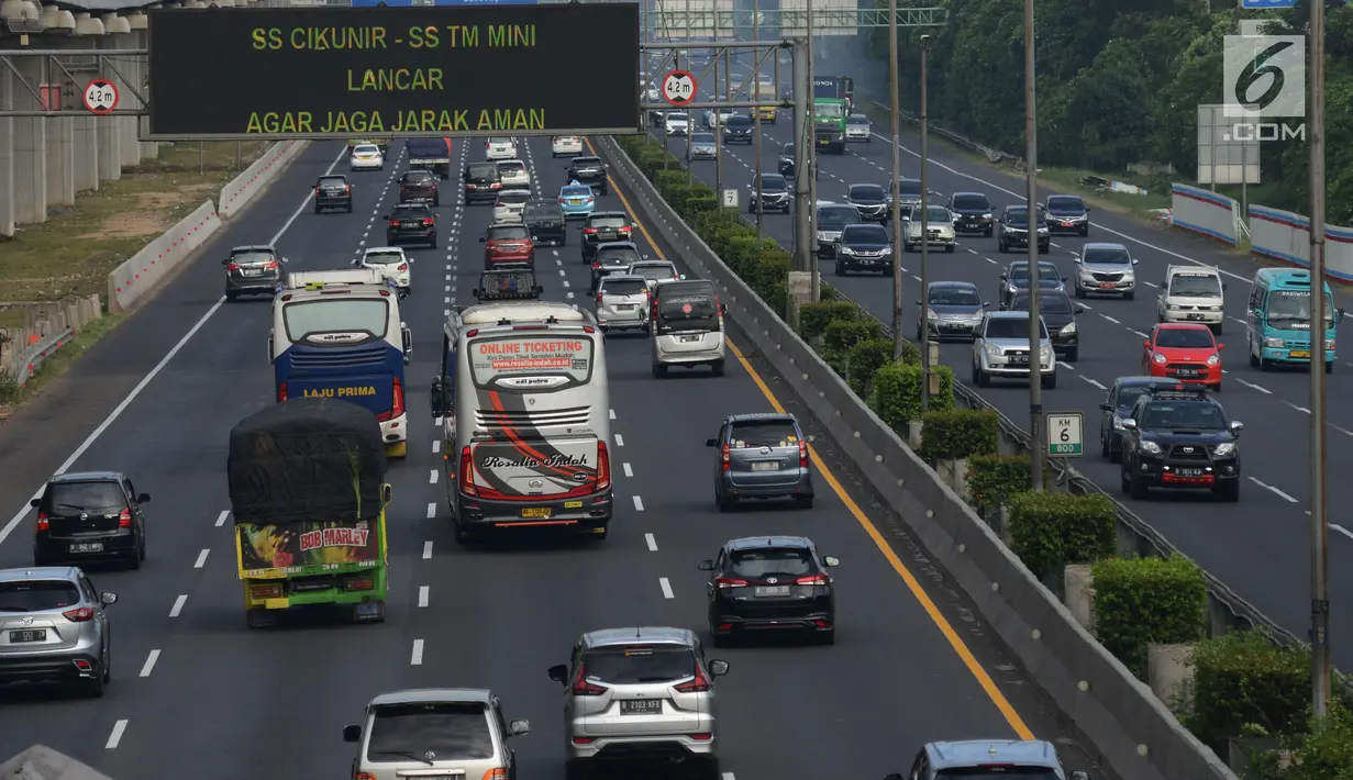 Padat merayap kendaraan di ruas jalan Tol Jakarta-Cikampek, Bekasi, Jawa Barat, Sabtu (29/12). Menghadapi libur panjang akhir tahun diperkirakan volume kendaraan meningkat hingga 30 persen. (Merdeka.com/Imam  Buhori)