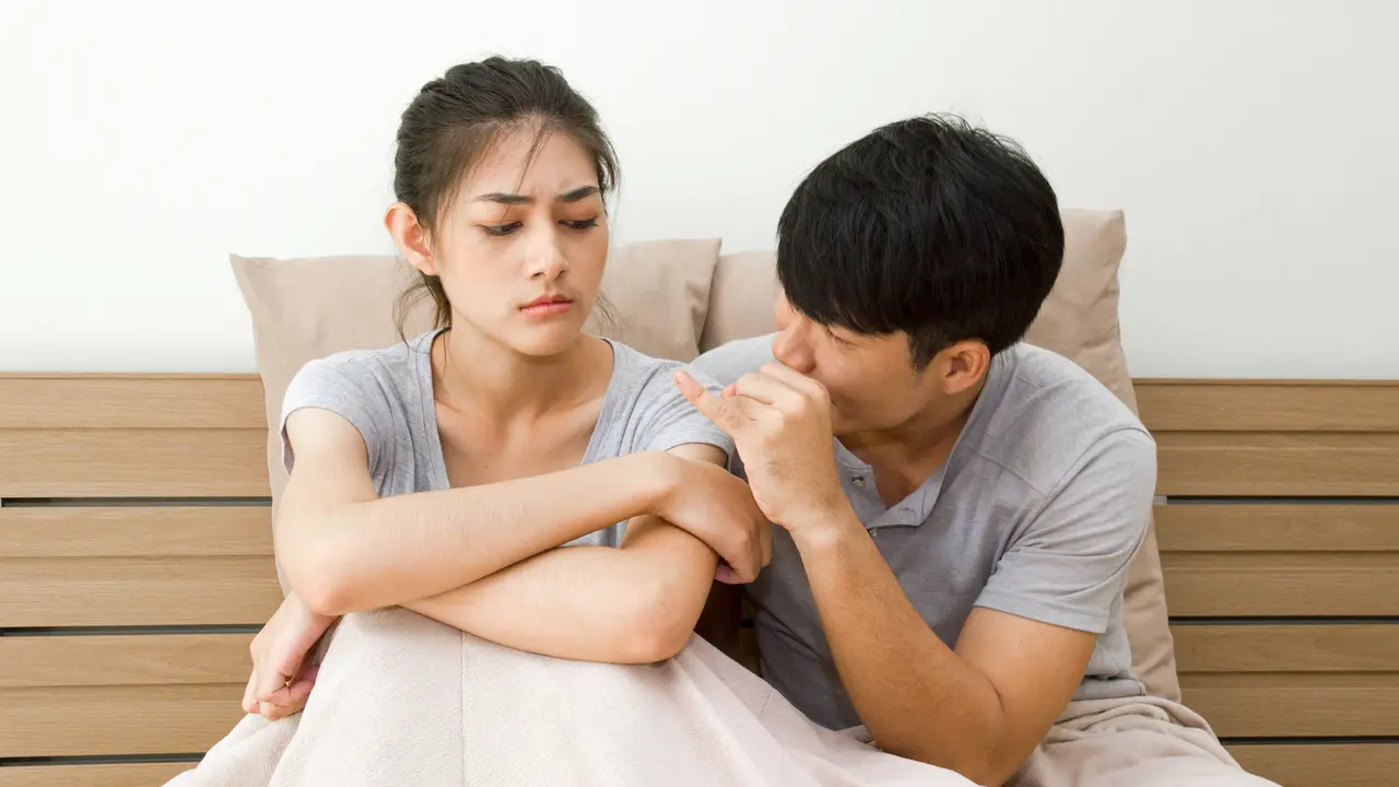 perempuan dan pria berbohong