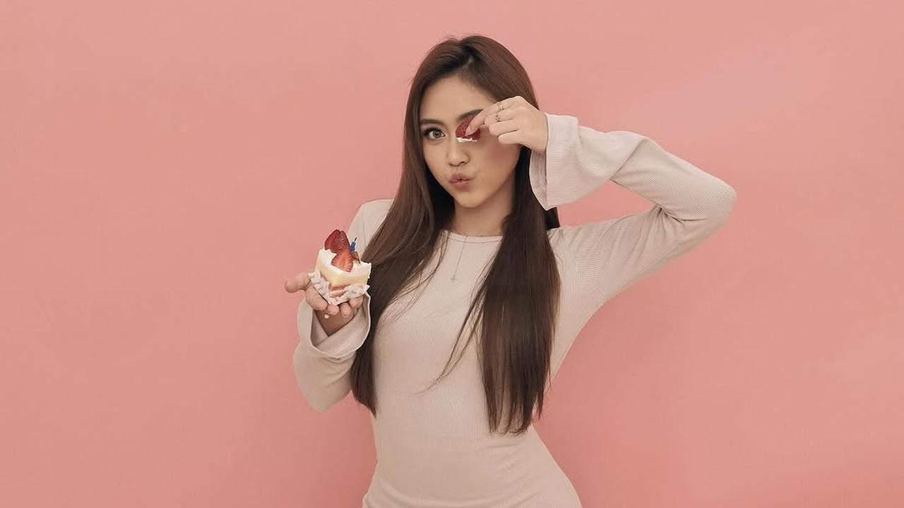 Gaya Pemotretan Terbaru Sisca Saras di Momen Ulang Tahun, Tampil Cantik dengan Gaun Warna Nude