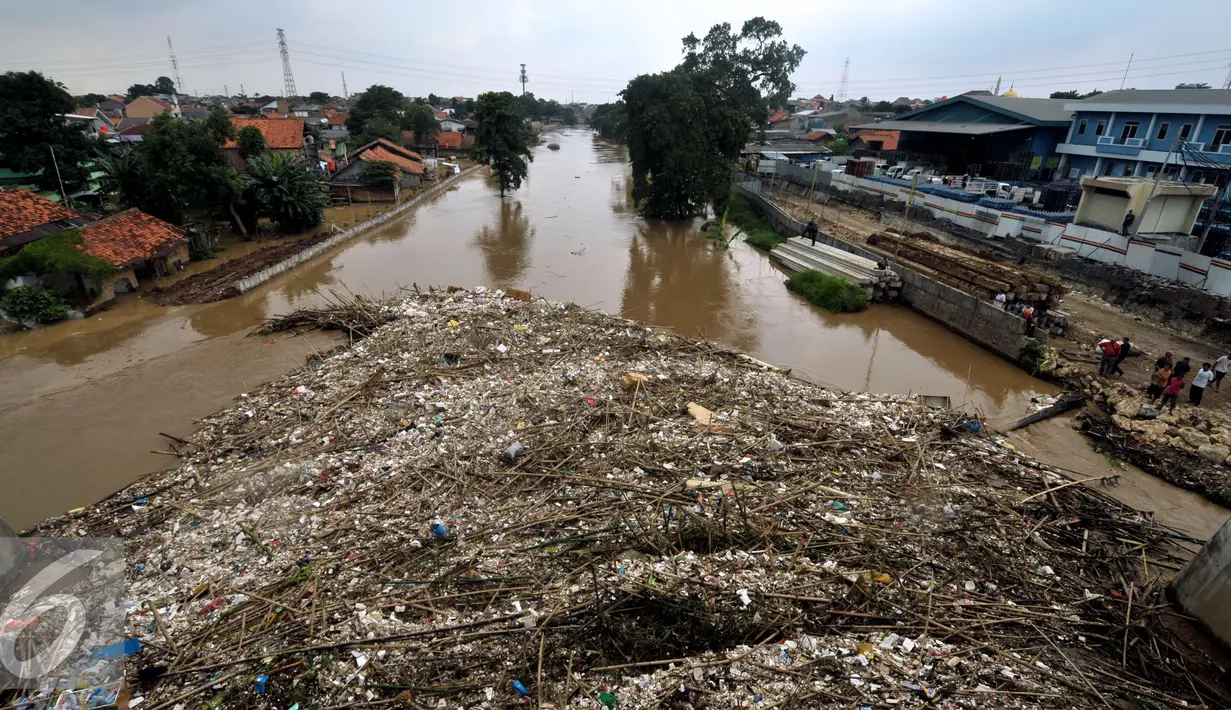 Tumpukan sampah yang tersangkut di jembatan Rawajati Kalibata, Jakarta, Selasa (8/3/2016). Hujan yang mengguyur Bogor dua hari terakhir mengakibatkan banjir kiriman yang disertai sampah batang bambu. (Liputan6.com/Helmi Fithriansyah)