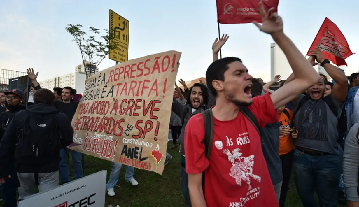 Pekerja kereta bawah tanah dan anggota MTST (Gerakan Pekerja Tunawisma) Brasil kembali berunjuk rasa di Sao Paulo, (9/6/2014).(AFP PHOTO/NELSON Almeida)