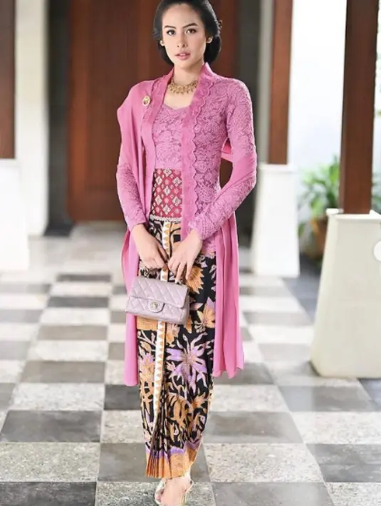 <p>Siapa sangka kebaya berwarna pink sangat cantik, lho. (instagram/maudyayunda)</p>