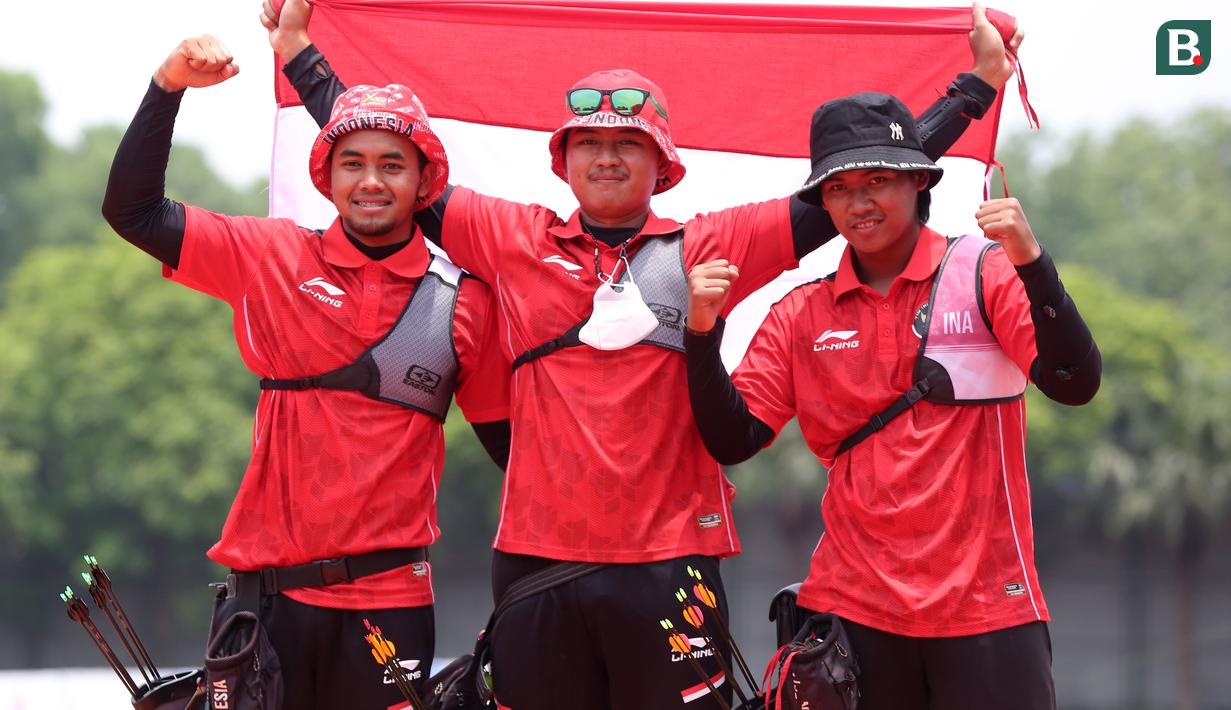 Trio Alviyanto Prastyadi Bagas, Arif Pangestu Dwi, dan Riau Salsavilla Ega Agata yang sukses meraih medali emas SEA Games 2021 buat Indonesia, Rabu (18/5/2022) siang WIB. Ketiganya tampil memukau pada kategori Men's Team Recurve. (Bola.com/Ikhwan Yanuar Harun)