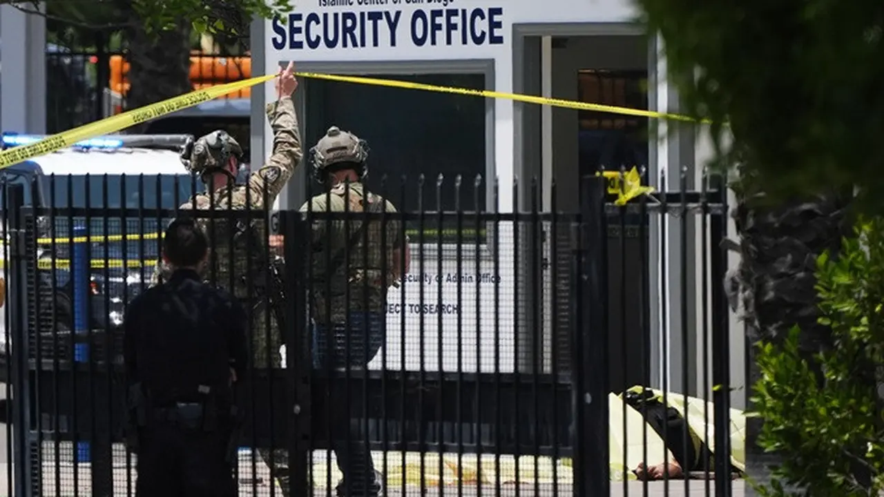Satu jenazah ditutupi terpal di lokasi penembakan di luar Islamic Center of San Diego pada Senin, 18 Mei 2026, di San Diego, California, Amerika Serikat.