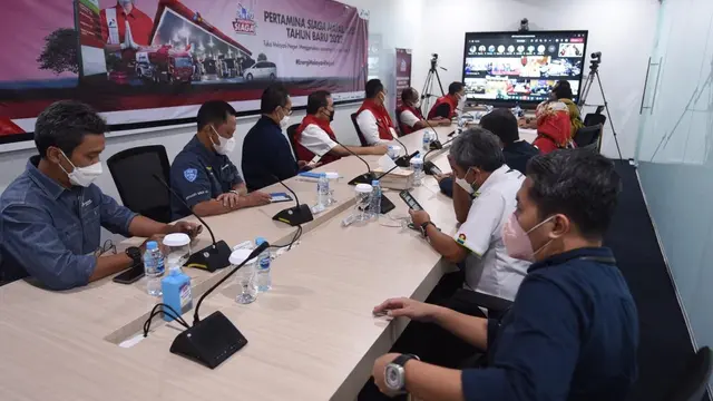 Direktur Utama PT Pertamina (Persero) Nicke Widyawati Pertamina mengunjungi Integrated Command Center (PICC) pada malam Tahun Baru 2022. (Dok Pertamina)
