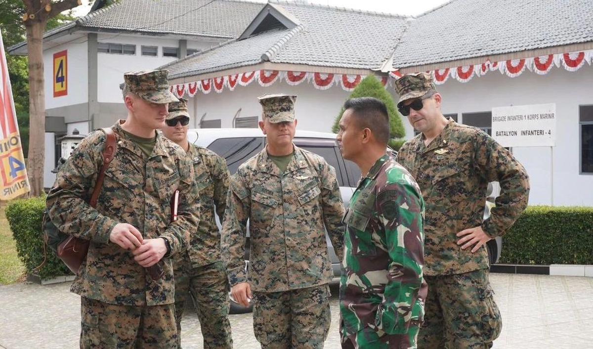 Dalam unggahan @marinir_tni_al, membagikan momen ketika prajurit marinir tengah menjambut kedatangan delegasi United States Marine Corps (USMC).