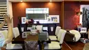 Pengunjung mengabadikan gambar di stan desain interior pada ajang Perfect Home Young Interior Desainer Award di JCC, Jakarta, Minggu (22/11). Kegiatan ini yang telah berlangsung lima hari dari 18-22 November. (Liputan6.com/Fery Pradolo)