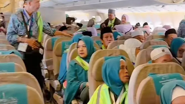 suasana saat jemaah haji Indonesia di dalam pesawat
