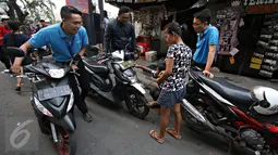 Suasana jalanan Kyai Tapa yang ramai dengan para pengendara yang terkena operasi cabut pentil,  Jakarta, Jumat (23/10/2015). Pencabutan pentil membawa berkah kepada para juru tambal disini. (Liputan6.com/Immanuel Antonius)
