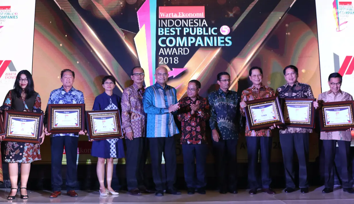 Head of Corporate Communication, Irnawati W Kahardja (ketiga kiri) mewakili pimpinan PT Surya Citra Media Tbk menerima penghargaan Fast Growing New Public Company kategori Trade Services and Investment di Jakarta, (31/7). (Liputan6.com/Helmi Fithriansyah)