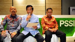 Mantan Ketua Umum PSSI, Agum Gumelar (tengah) didampingi IGK Manila (kiri) membacakan pernyataan sikap terkait situasi sepak bola tanah air saat ini, di kantor PSSI, Senayan, Jakarta, Kamis (25/6/2015). (Liputan6.com/Yoppy Renato)