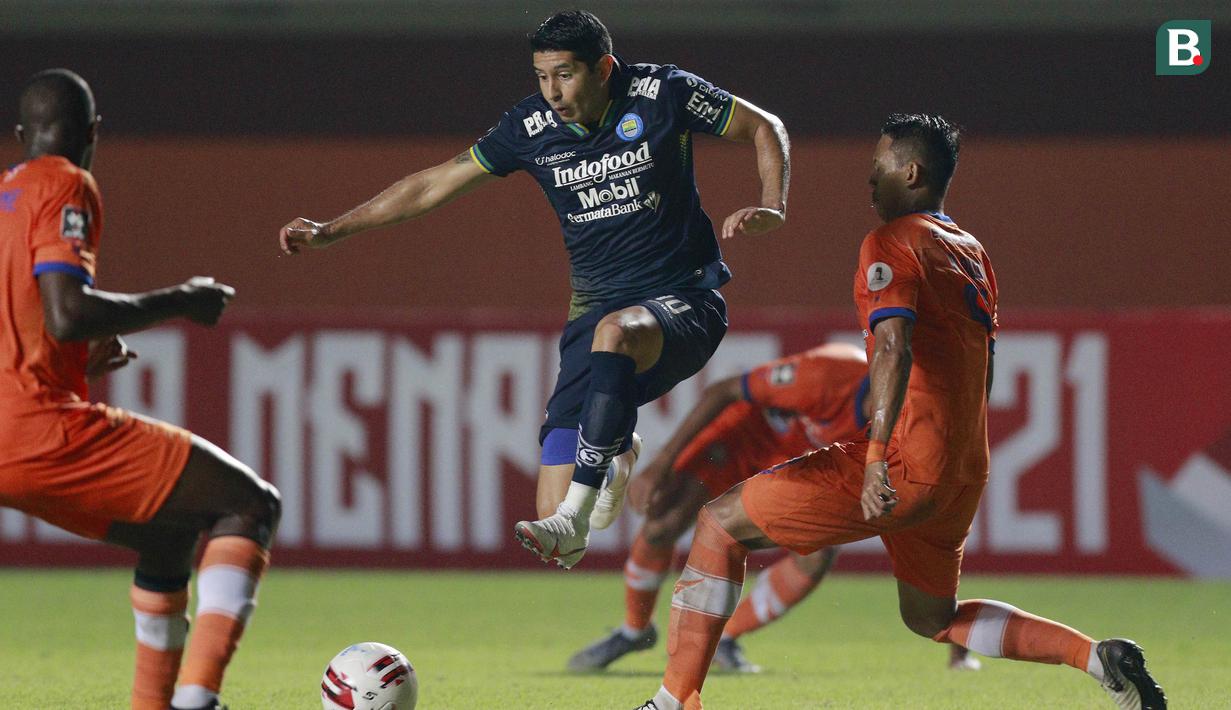 Gelandang Persib Bandung, Esteban Vizcarra (tengah) berusaha melewati pemain Persiraja Banda Aceh dalam laga matchday ke-3 Grup D Piala Menpora 2021 di Stadion Maguwoharjo, Sleman, Jumat (2/4/2021). Persib menang 2-1 atas Persiraja. (Bola.com/M Iqbal Ichsan)