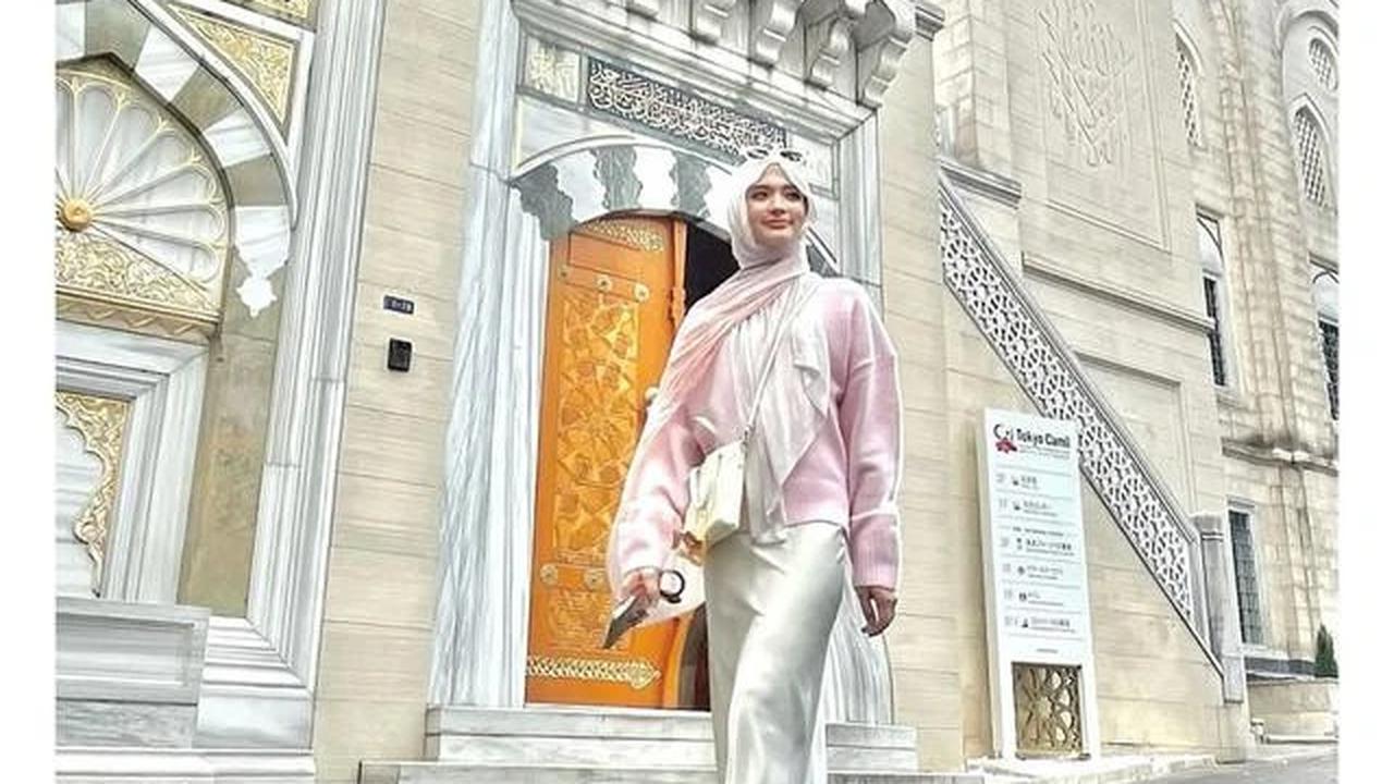 6 Gaya Inara Rusli Liburan di Jepang, Tampil Modis dengan Warna Lembut