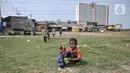 Anak-anak saat bermain di perkampungan kumuh kawasan Semper, Cilincing, Jakarta, Selasa (12/10/2021). Data Badan Pusat Statistik (BPS) Provinsi DKI Jakarta per September 2021 mencatat, jumlah penduduk miskin di Ibu Kota mencapai 362 ribu jiwa. (merdeka.com/Iqbal S. Nugroho)