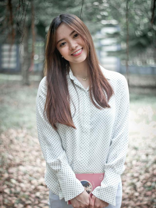 wanita september baju putih