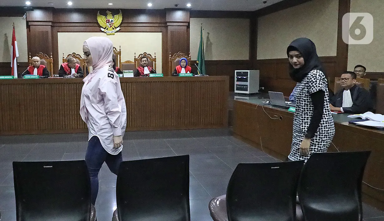 Artis Jennifer Dunn (kiri) saat menjadi saksi dalam sidang TPPU dan korupsi alkes di Pemprov Banten dan Pemkot Tangsel dengan terdakwa Tubagus Chaeri Wardana di Pengadilan Tipikor, Jakarta, Kamis (12/3/2020). Sidang beragendakan mendengar keterangan saksi JPU KPK. (Liputan6.com/Herman Zakharia)