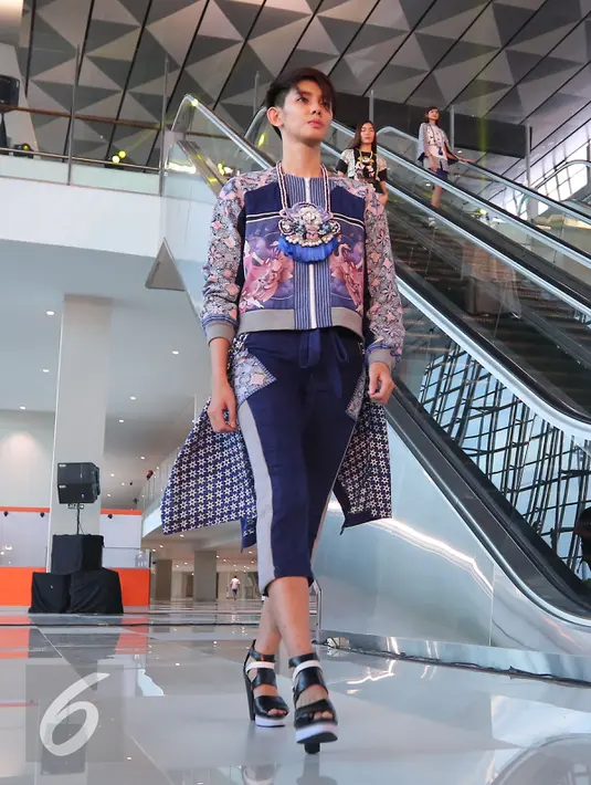 Terminal 3 Ultimate menjadi panggung unjuk kebolehan para desainer Indonesia salah satunya Danny Satriadi, Tangerang, Rabu (20/7). Danny ikut ambil bagian meramaikan Fashion Show di Terminal 3 Ultimate. (Liputan6.com/Angga Yuniar)