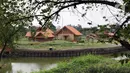 Suasana replika Perkampungan Budaya Betawi Setu Babakan, Jakarta, Sabtu (14/3/2020). Kawasan Setu Babakan ditutup sementara menyusul instruksi Gubernur DKI Jakarta yang menutup sejumlah lokasi wisata selama 14 hari kedepan sebagai antisipasi penyebaran COVID-19. (Liputan6.com/Helmi Fithriansyah)